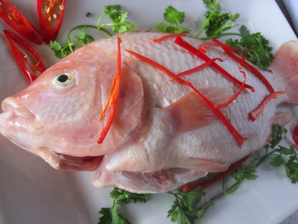 Cách nấu lẩu cá diêu hồng chua cay