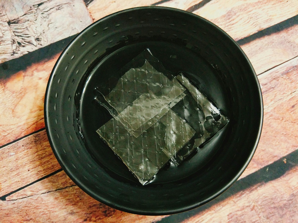 Cho phần bột gelatin vào trong một bát tô nước lạnh