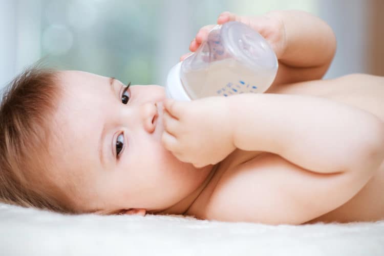 sữa là nguồn dinh dưỡng chính của trẻ 6 tháng 