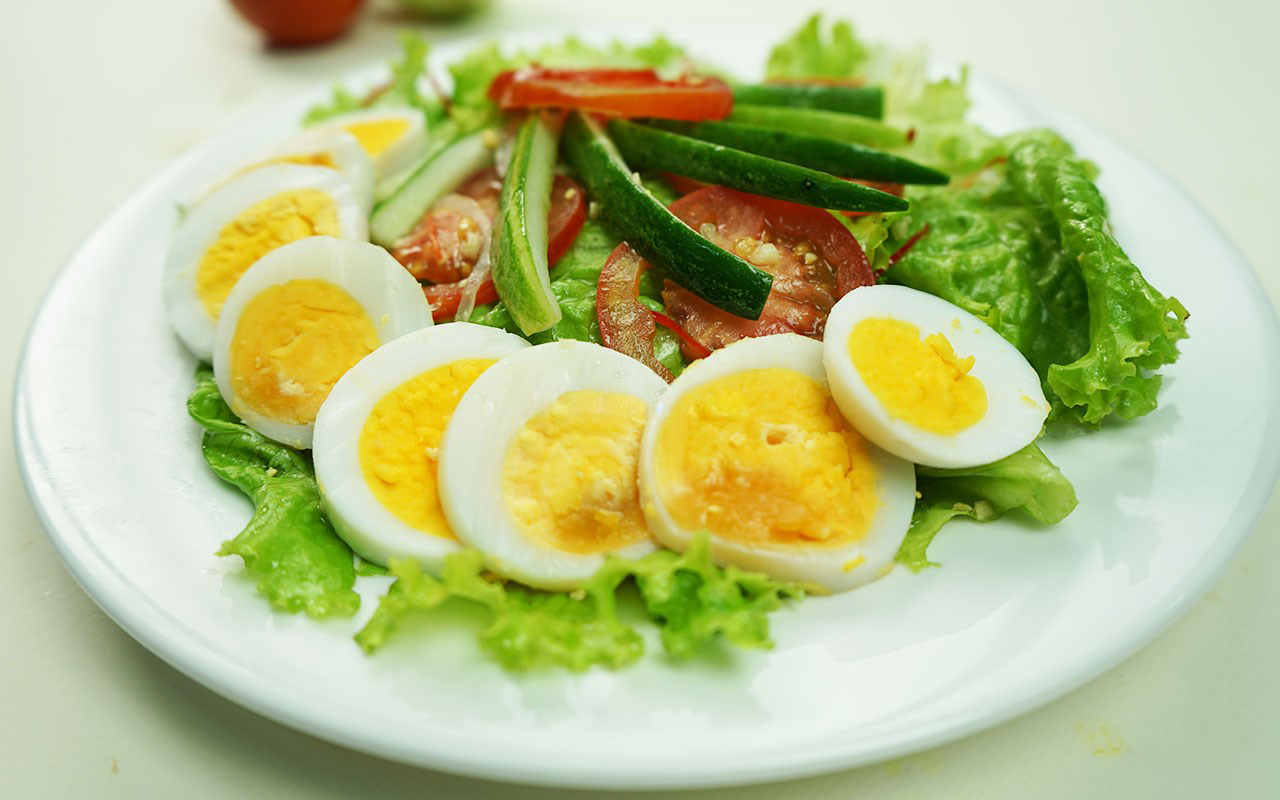 Trứng trộn salad rau củ
