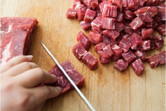 Cách cắt thịt bò để nướng xiên